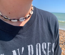 Load image into Gallery viewer, Cowrie shell necklace