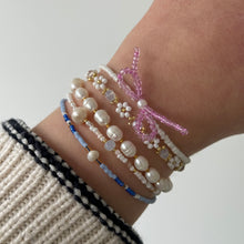 Load image into Gallery viewer, Iridescent purple bow bead bracelet
