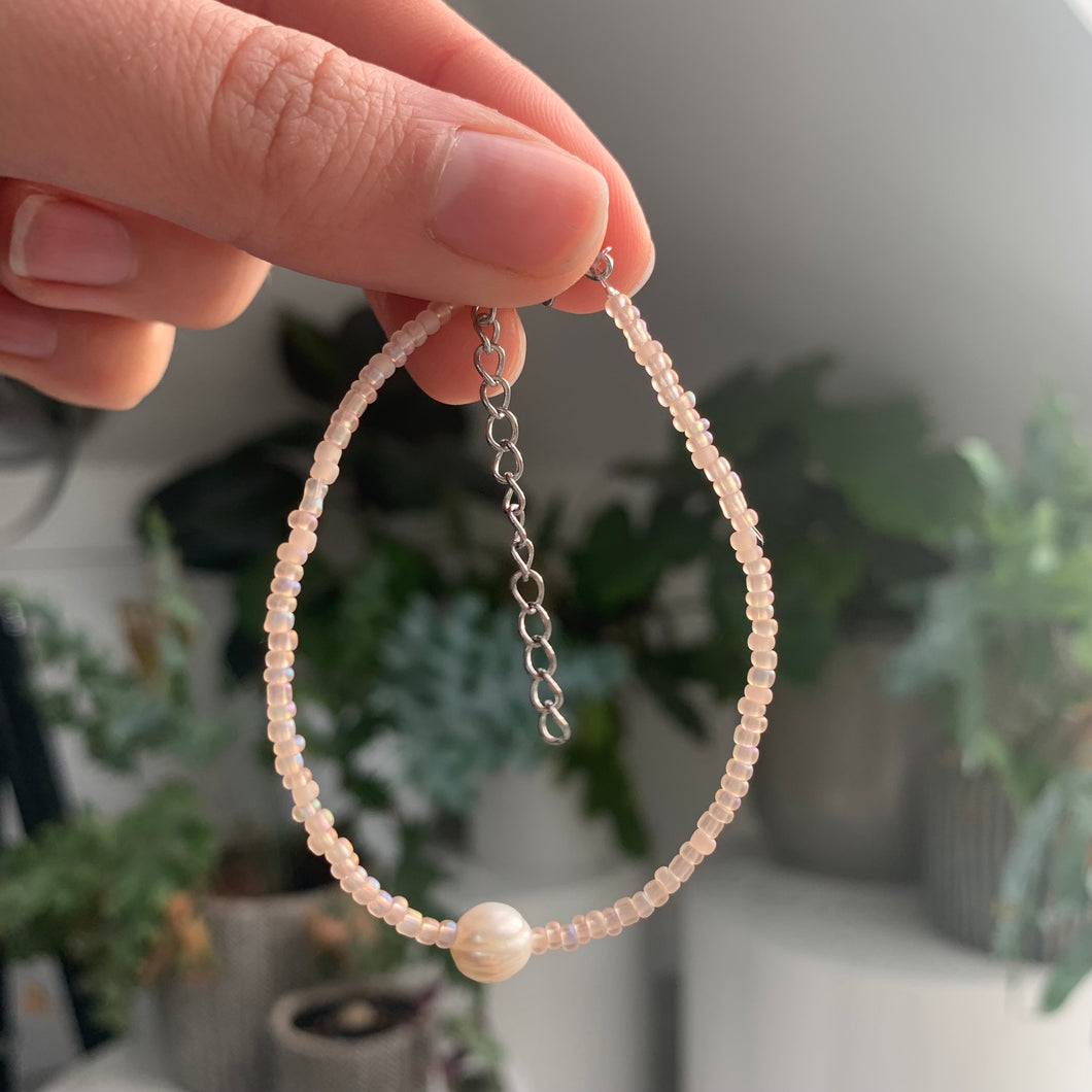 Glass bead and freshwater pearl bracelet (silver finish)