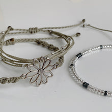 Load image into Gallery viewer, Daisy charm twist bracelet
