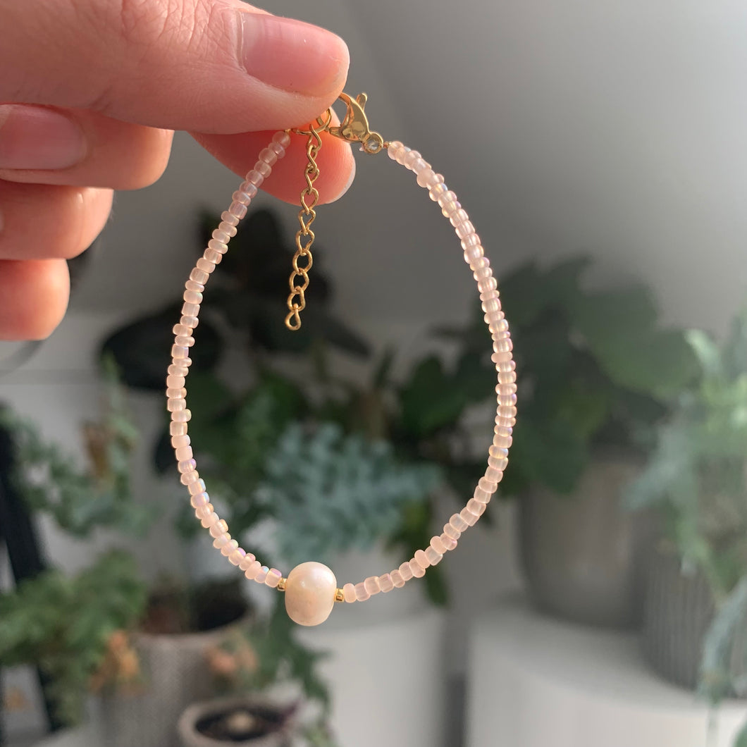 Glass bead and freshwater pearl bracelet (gold finish)