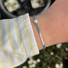 Load image into Gallery viewer, Blue and white pearl bead bracelets
