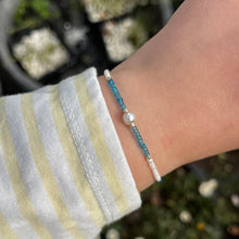 Load image into Gallery viewer, Blue and white pearl bead bracelets
