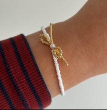Load image into Gallery viewer, Gold bow bead bracelet
